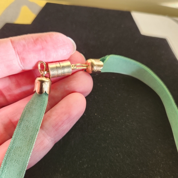 Mother of Pearl Leaf Pendant Velvet Choker - Picture 8 of 8